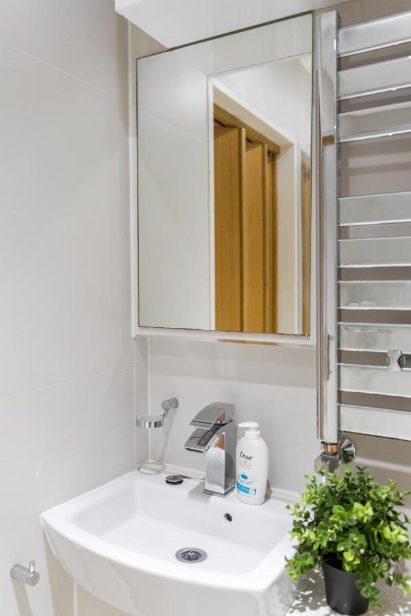 Chic 3 Bed Apartment Near London Bridge With Balcony Bagian luar foto